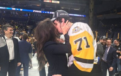 Страстный поцелуй Кастеровой и Малкина после победы в Кубке Стэнли (видео) - «Хоккей»