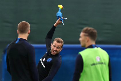 Футболистов сборной Англии застали с резиновой курицей - «Чемпионат Мира - 2018»