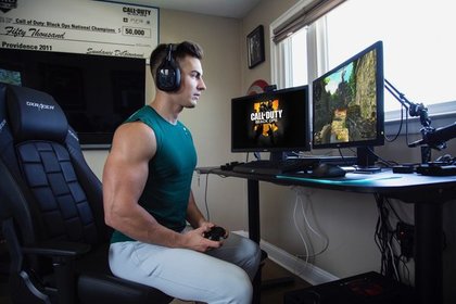 Бросивший самую сексуальную ведущую геймер остался без машины и дома - «Летние виды»