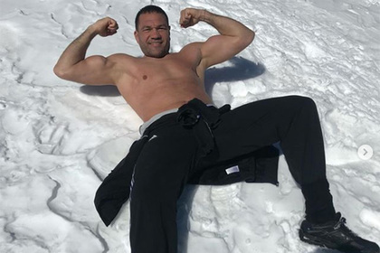 Боксера отстранили от боев за поцелуй журналистки