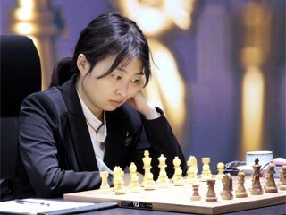 Вэньцзюнь обыграла Горячкину в четвертой партии матча за шахматную корону - «Шахматы»