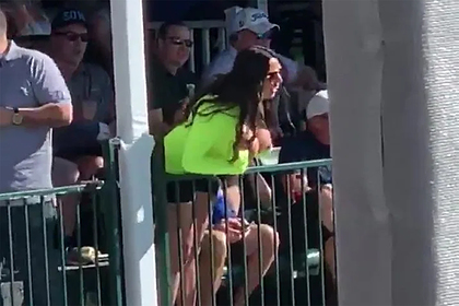 Болельщица оголила грудь во время турнира по гольфу и смутила игрока