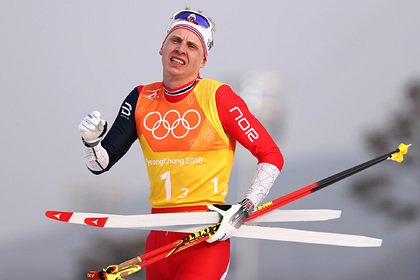 Норвежский лыжник обвинил Большунова в победе с помощью снегохода