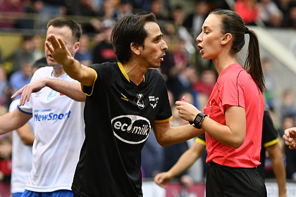 Футболисты возмутились решениями российского арбитра-женщины и ушли с поля