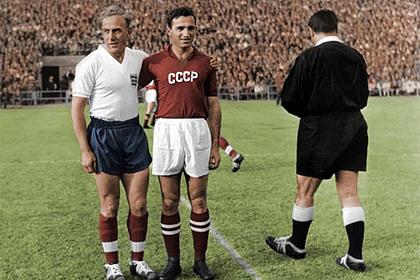 Английский художник раскрасил черно-белые фото легенд советского футбола