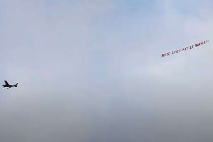 Самолет с баннером «Жизнь белых имеет значение» пролетел перед матчем АПЛ