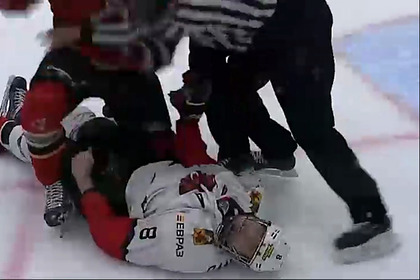 Игрок российской молодежной хоккейной лиги ударил соперника головой об лед - «Хоккей»